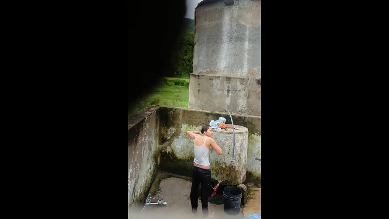 desi girl outdoor shower 1