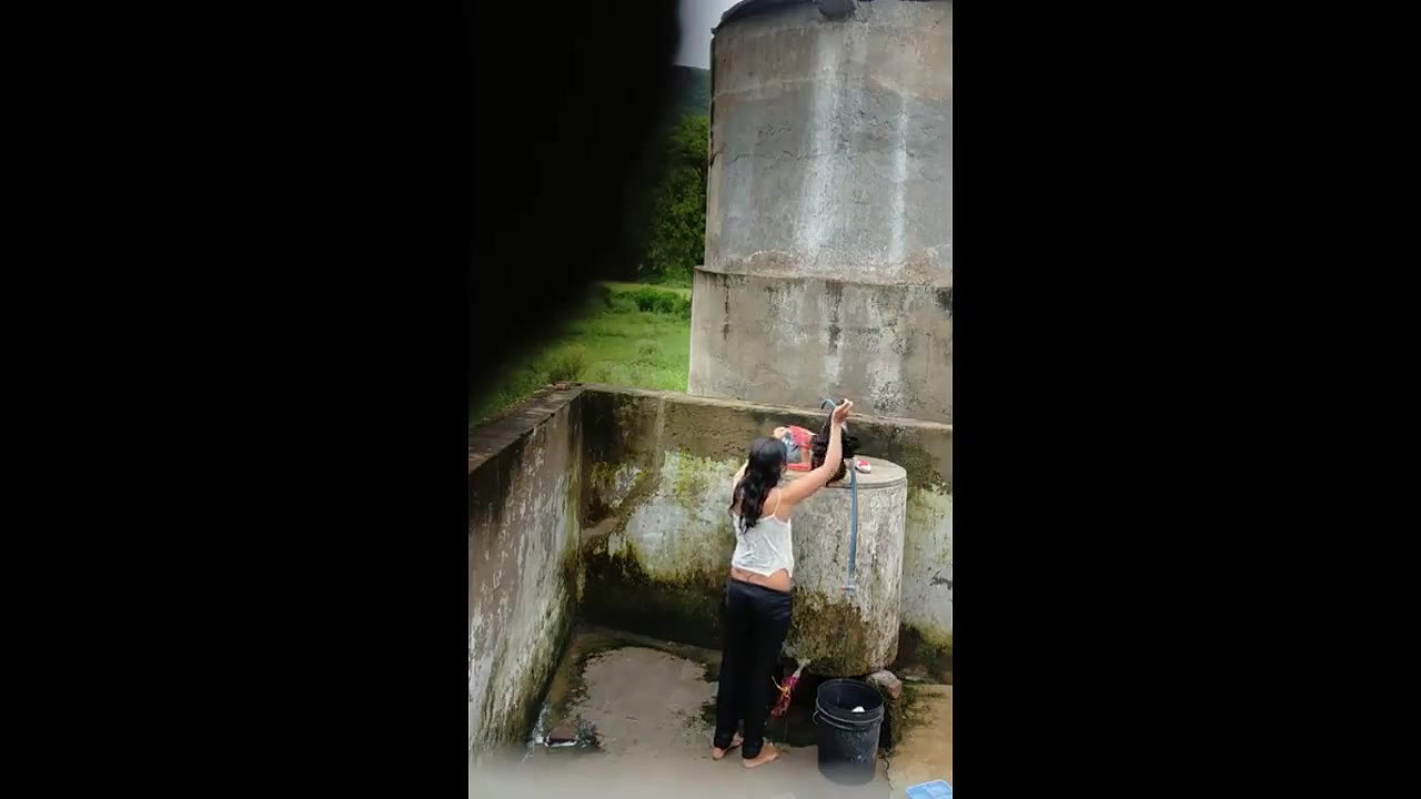 desi girl outdoor shower 1