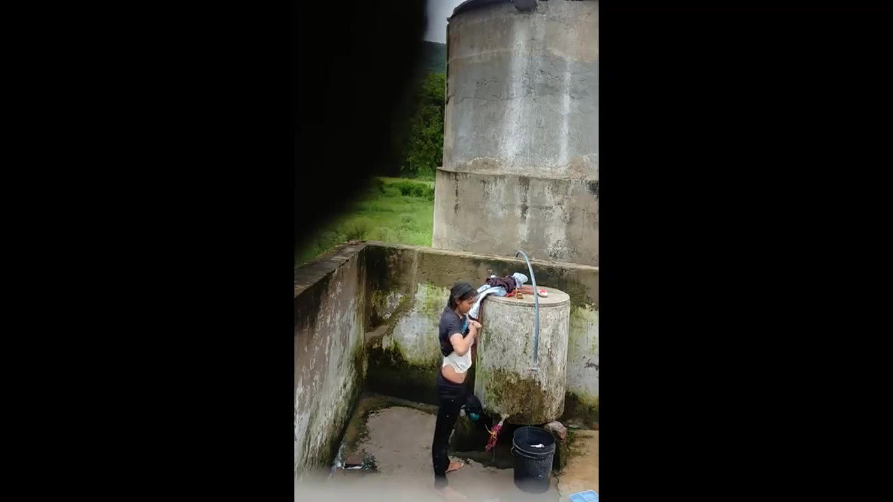 desi girl outdoor shower 1