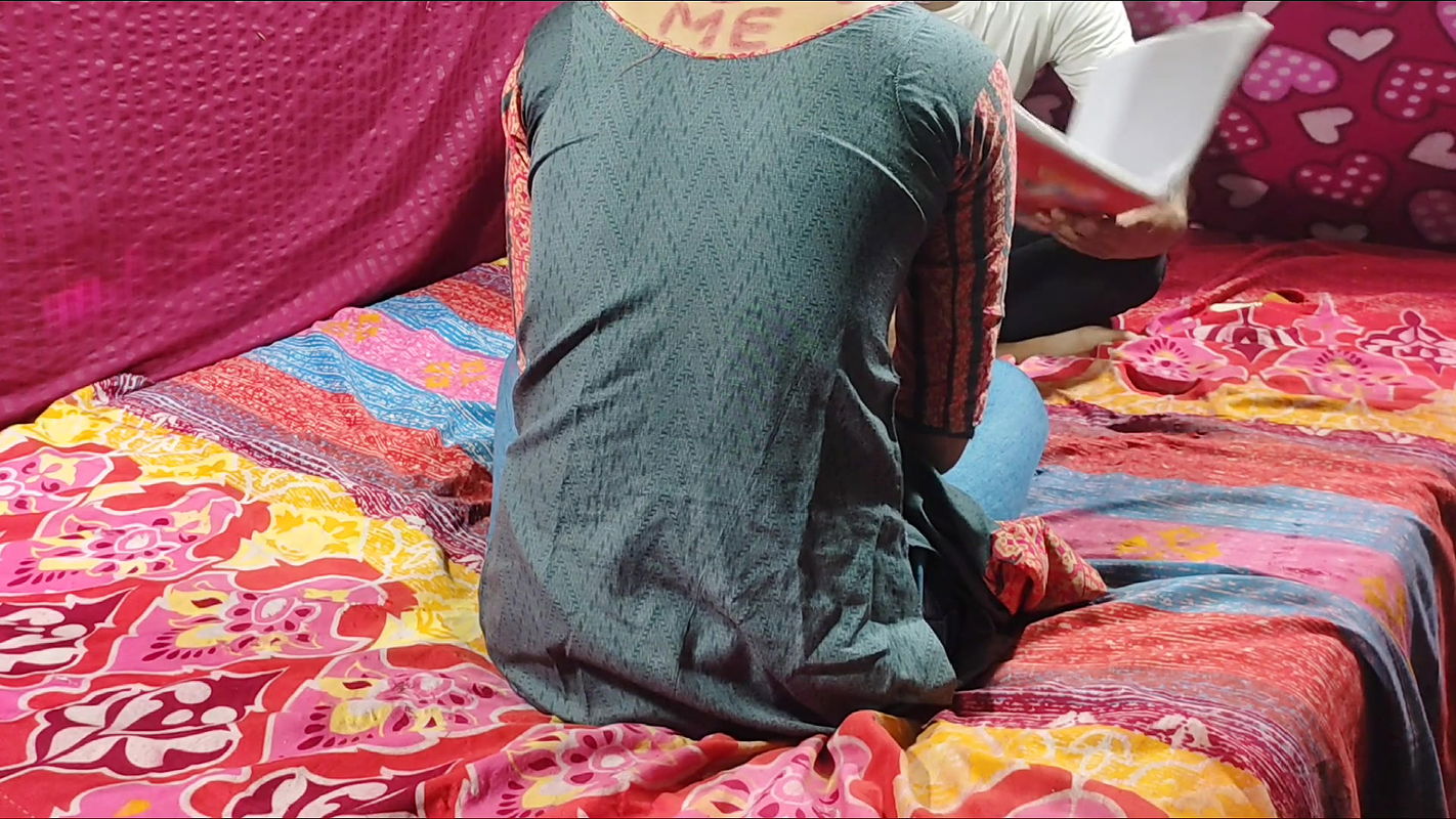 Master Sahab Ne Padhate Padhate apne Jawan Sexy Student Ke Dood Daba Diya