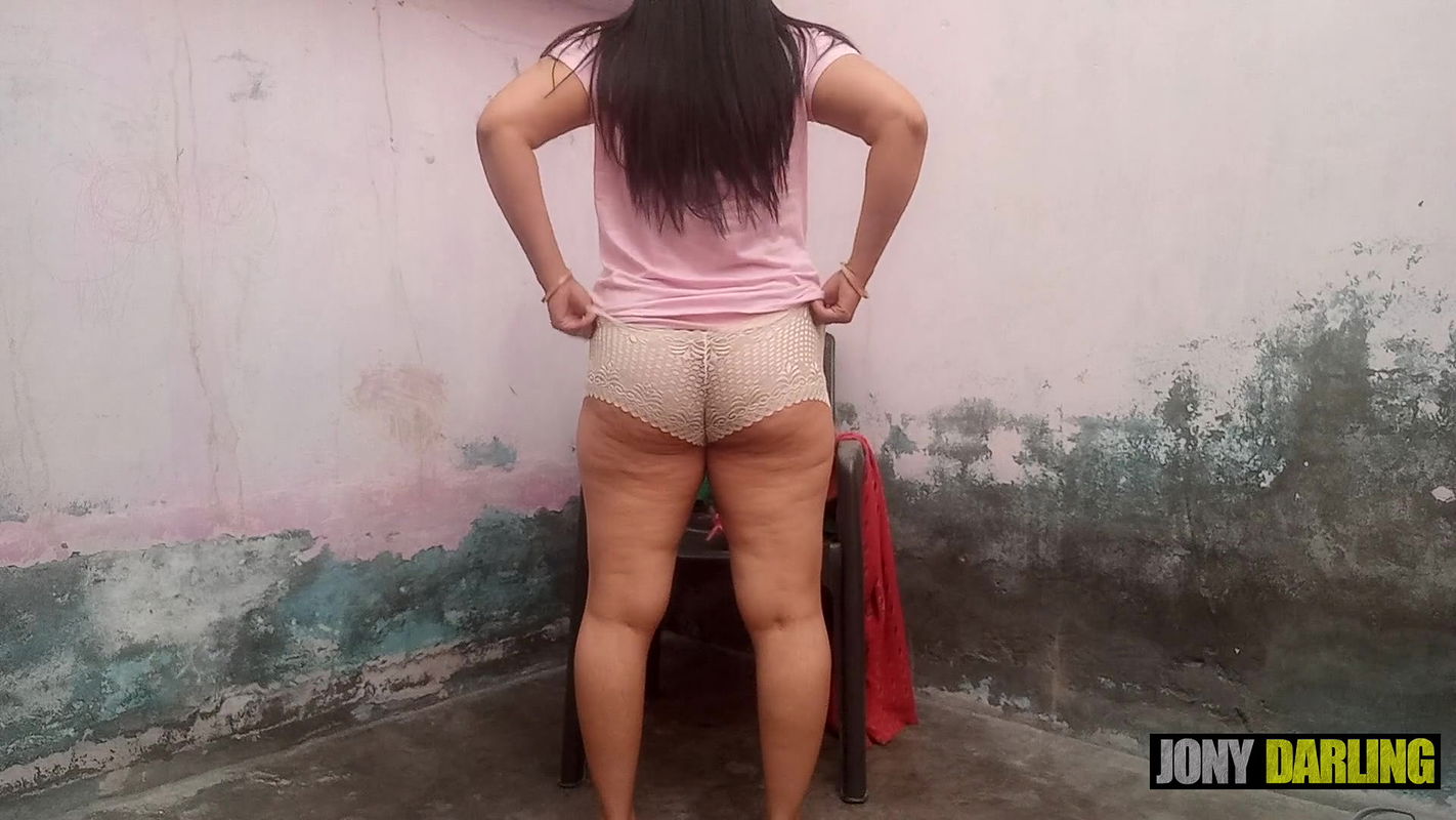 Mammy ko kapde change karte stepson chori chori dekh raha tha, mammy ne khoob danta aur chudayi karwaayi by Jony Darling