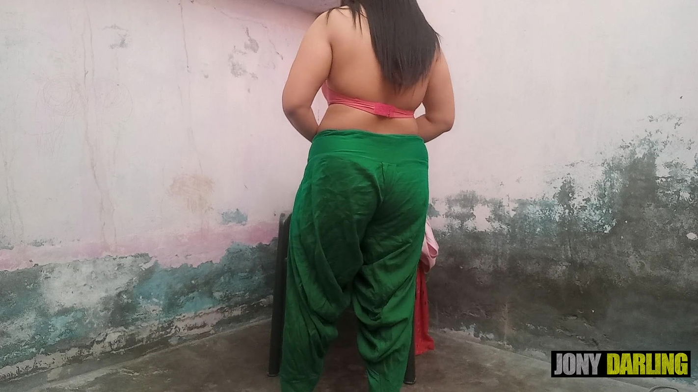 Mammy ko kapde change karte stepson chori chori dekh raha tha, mammy ne khoob danta aur chudayi karwaayi by Jony Darling