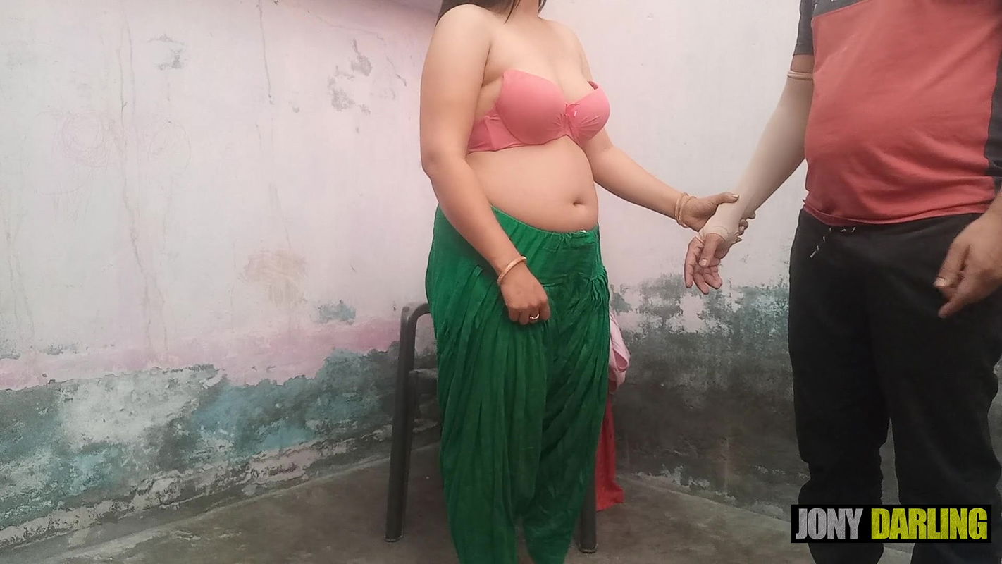 Mammy ko kapde change karte stepson chori chori dekh raha tha, mammy ne khoob danta aur chudayi karwaayi by Jony Darling