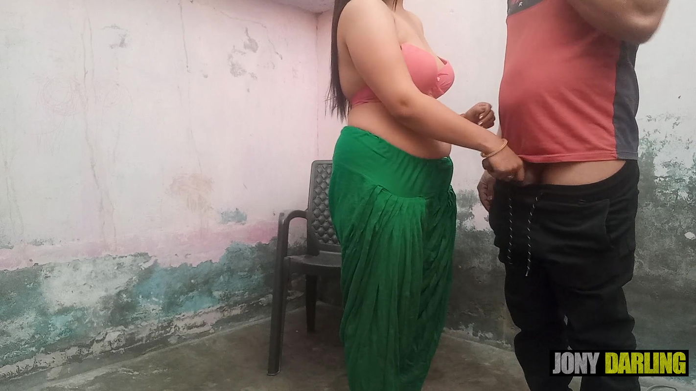 Mammy ko kapde change karte stepson chori chori dekh raha tha, mammy ne khoob danta aur chudayi karwaayi by Jony Darling