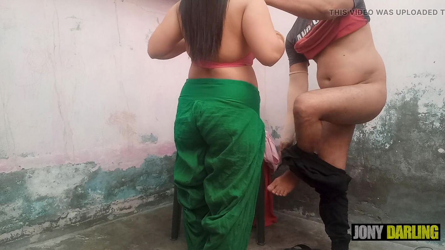 Mammy ko kapde change karte stepson chori chori dekh raha tha, mammy ne khoob danta aur chudayi karwaayi by Jony Darling