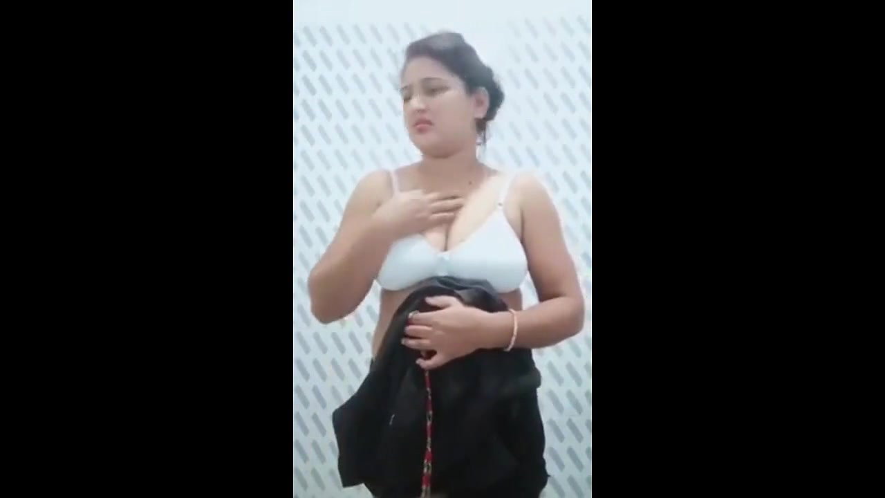 desi girl showing boobs