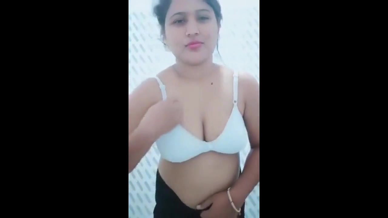 desi girl showing boobs