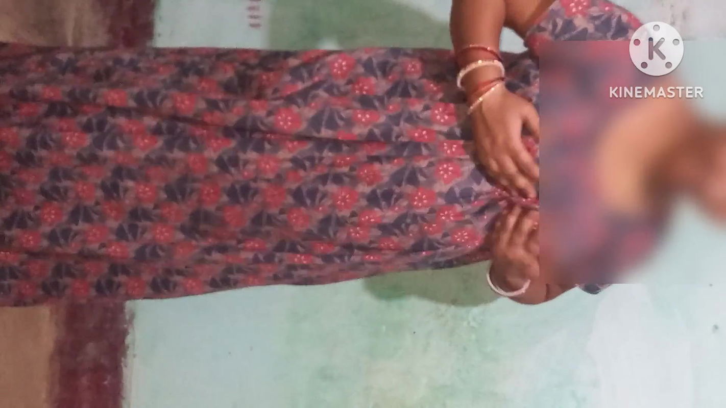 Hot sexy Bhabhi showed it to her lover by inserting finger in her pussy