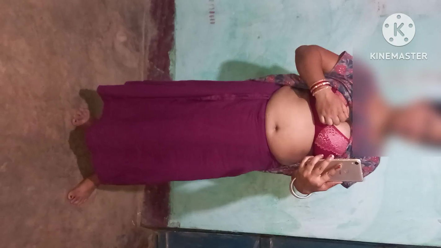 Hot sexy Bhabhi showed it to her lover by inserting finger in her pussy