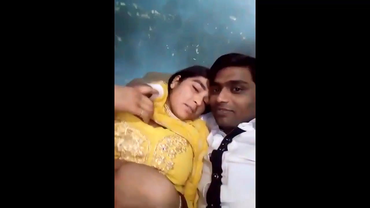 desi lovers hot smooching  boobs pressing