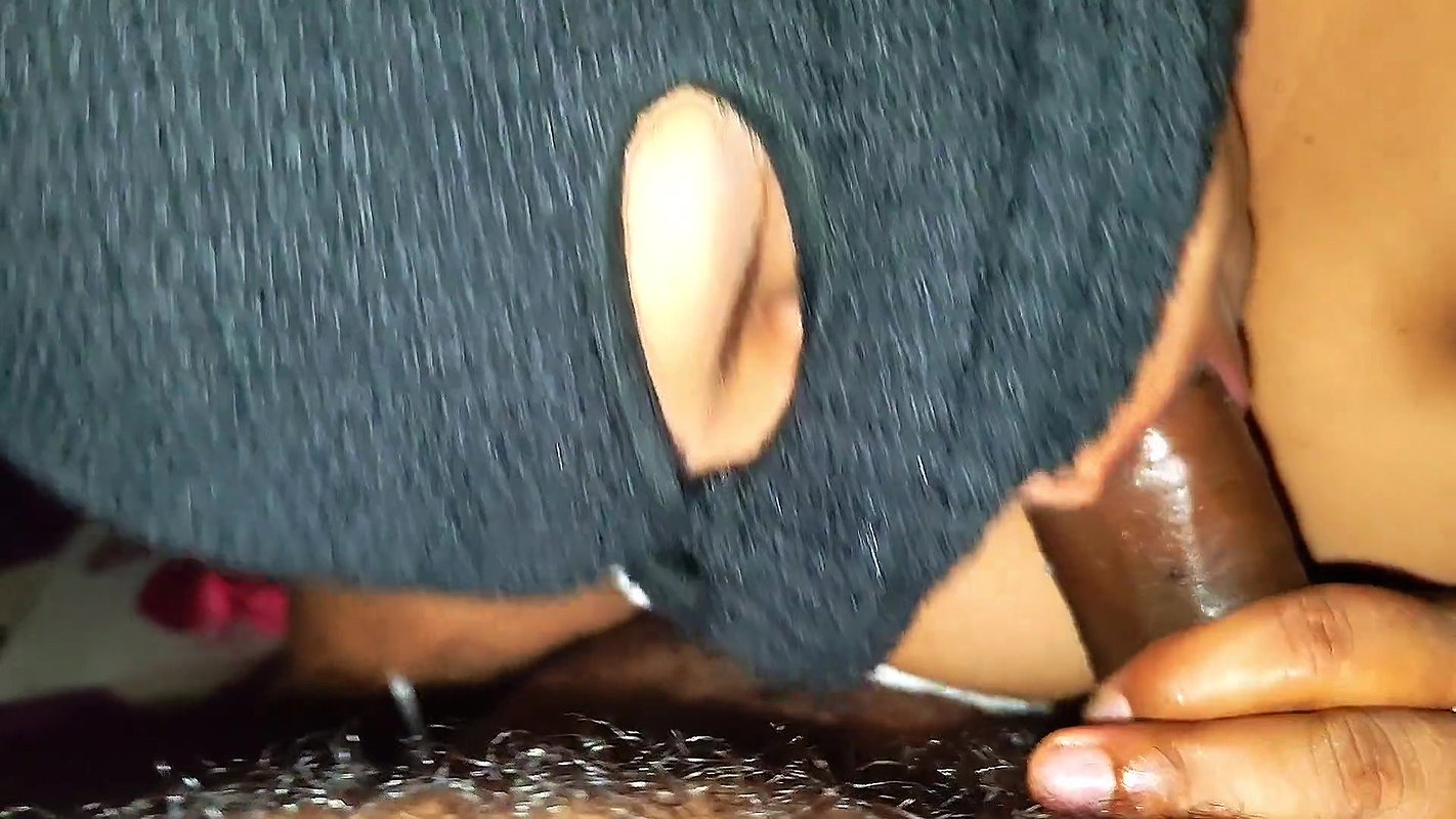 Bhabhi put her finger in the ass and took out the cum