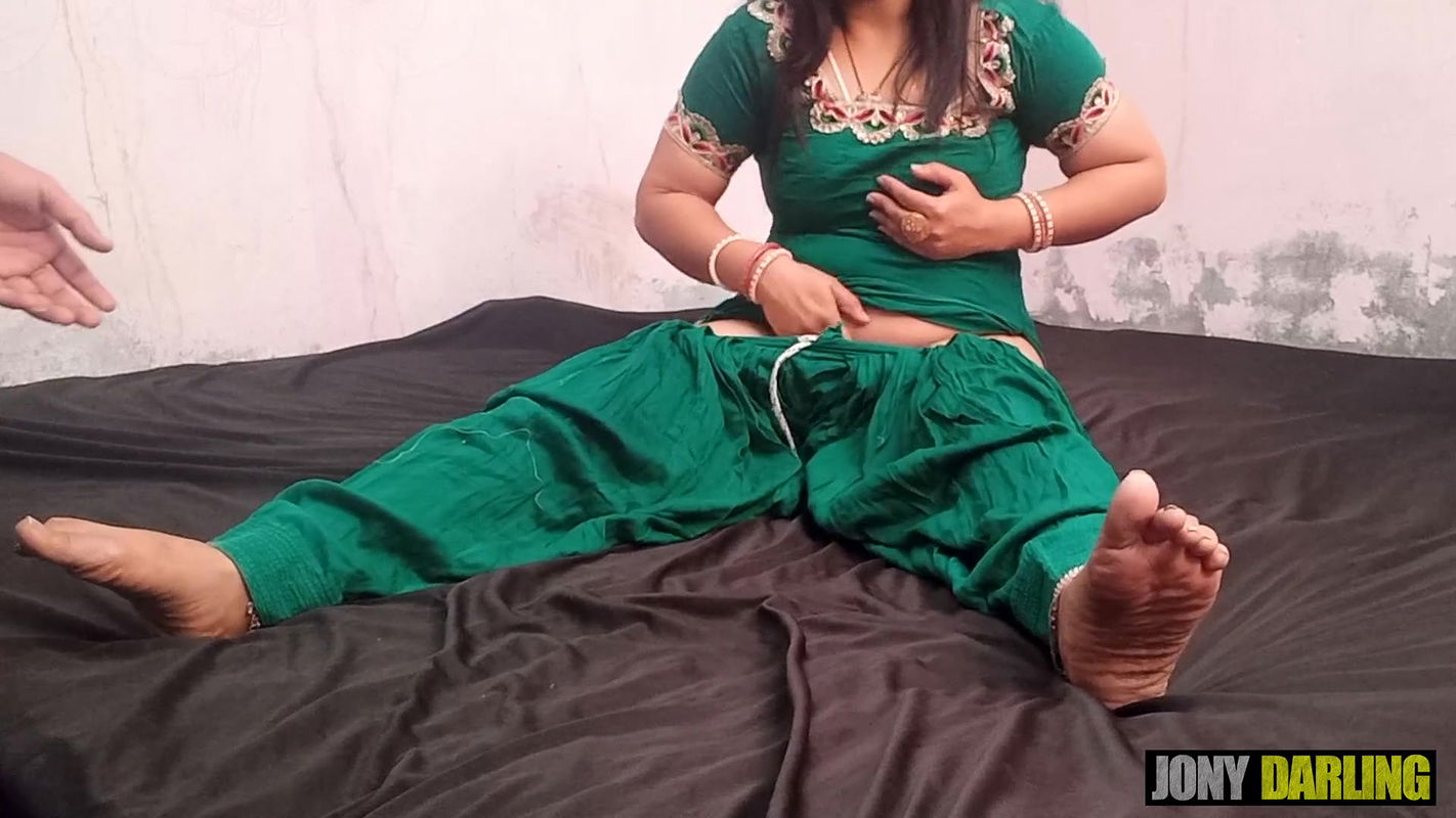 Bete ka naam leke maa karti thi choot me ungli bete ne range haatho pakda aur chod diya by jony darling