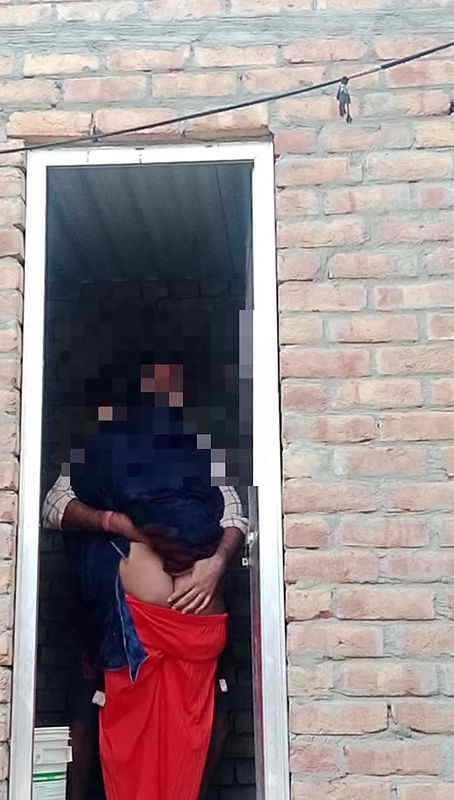 Village lover morning sex girlfriend ko suba suba bathroom me lund ka chuppa lagvaya