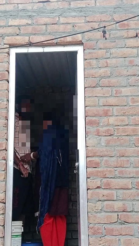 Village lover morning sex girlfriend ko suba suba bathroom me lund ka chuppa lagvaya