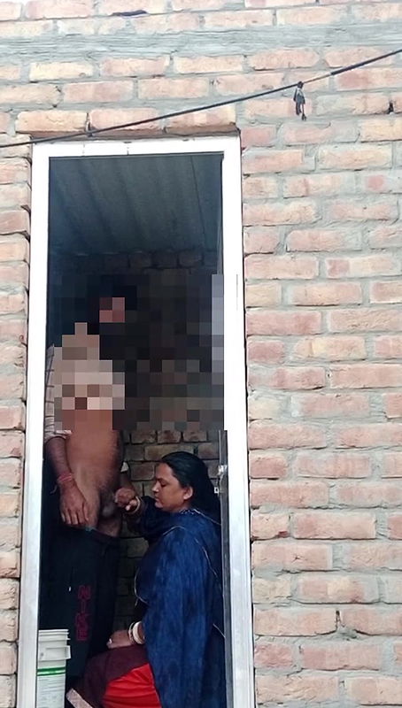 Village lover morning sex girlfriend ko suba suba bathroom me lund ka chuppa lagvaya