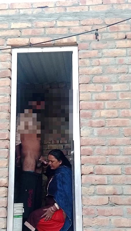 Village lover morning sex girlfriend ko suba suba bathroom me lund ka chuppa lagvaya