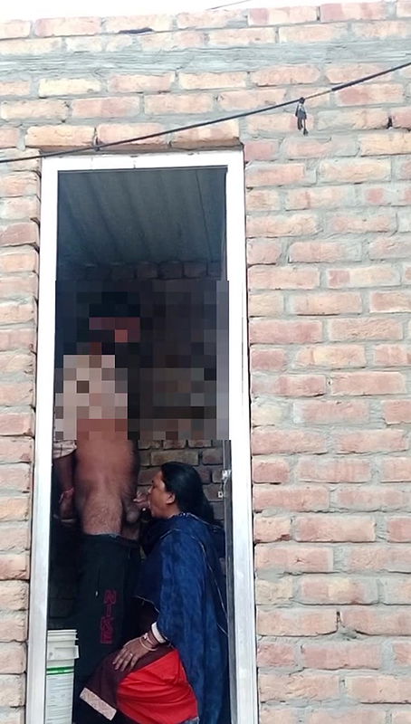 Village lover morning sex girlfriend ko suba suba bathroom me lund ka chuppa lagvaya