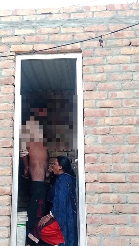 Village lover morning sex girlfriend ko suba suba bathroom me lund ka chuppa lagvaya