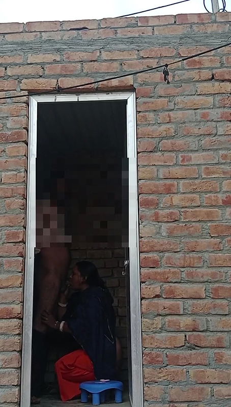 Village lover morning sex girlfriend ko suba suba bathroom me lund ka chuppa lagvaya