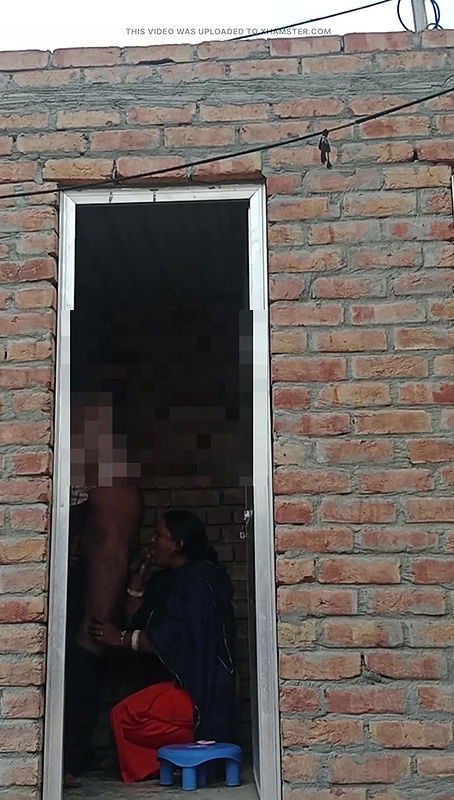 Village lover morning sex girlfriend ko suba suba bathroom me lund ka chuppa lagvaya