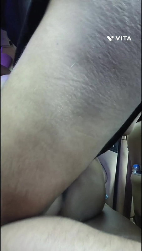 Meri girlfriend ki chut me ugli or vibrator dala.. bhut dard huva girlfriend ko