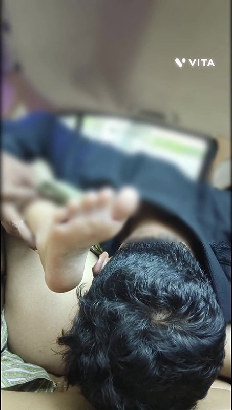 Meri girlfriend ki chut me ugli or vibrator dala.. bhut dard huva girlfriend ko