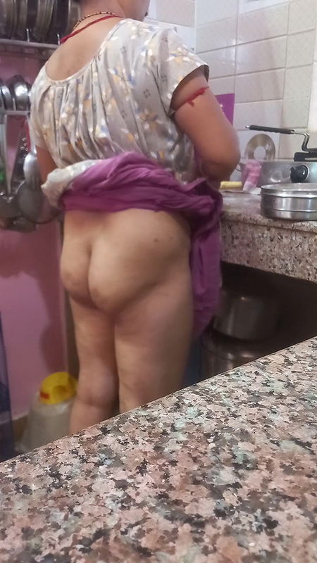 Hot sexy Kitu Bhabhi was left in the kitchen by her lover