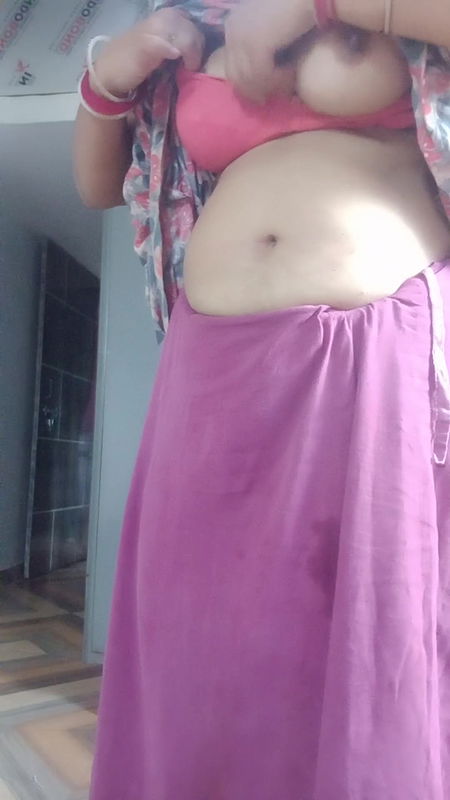 Hot sexy Kitu Bhabhi inserted a broom inside her pussy and took out the juice from her pussy