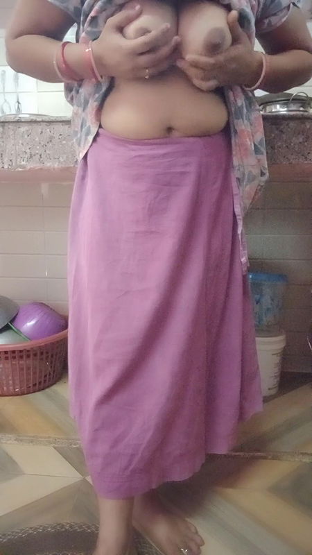 Hot sexy Kitu Bhabhi enjoyed her pussy by inserting her finger in it