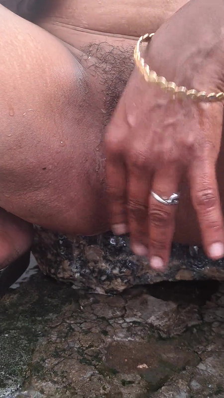 Coimbatore tamil aunty urine pissing ( urine passing )