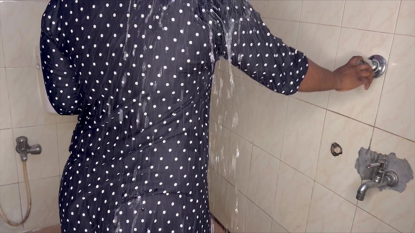 teen mallu girl bathing and boobs massage