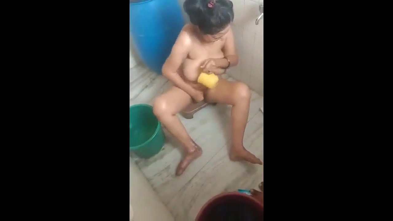 indian aunty bathing