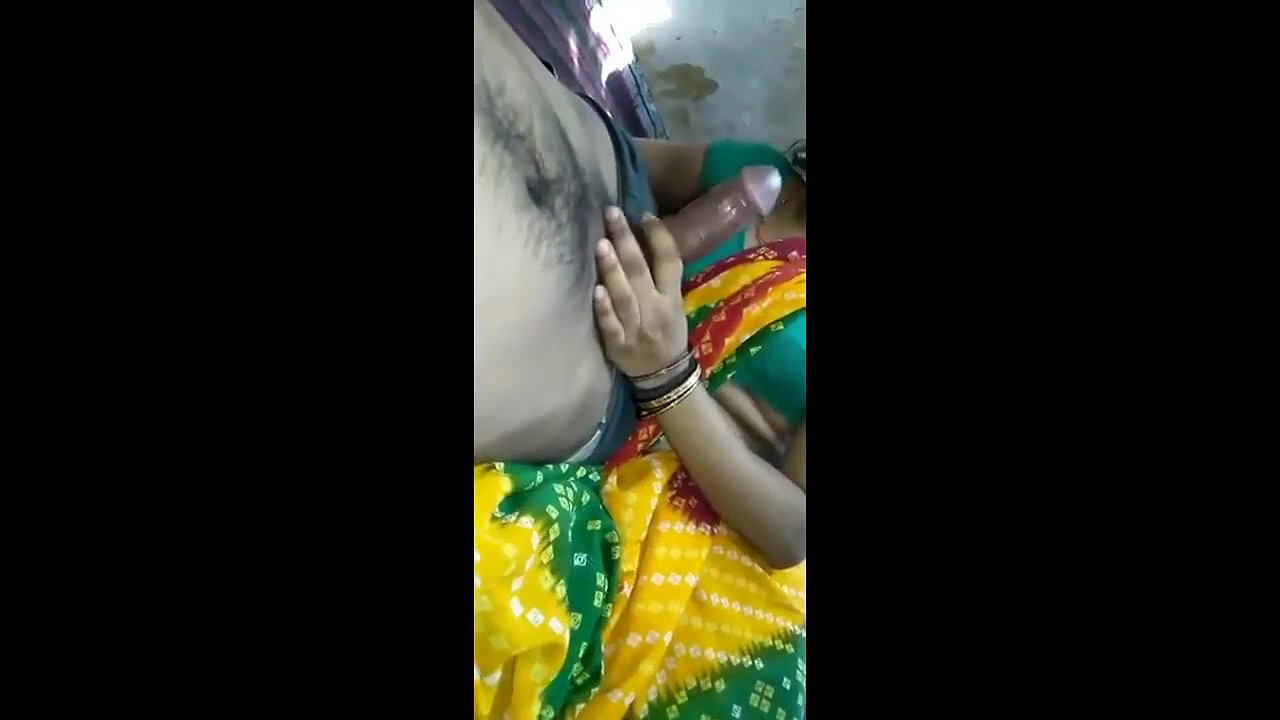 nice aunty saree sucking