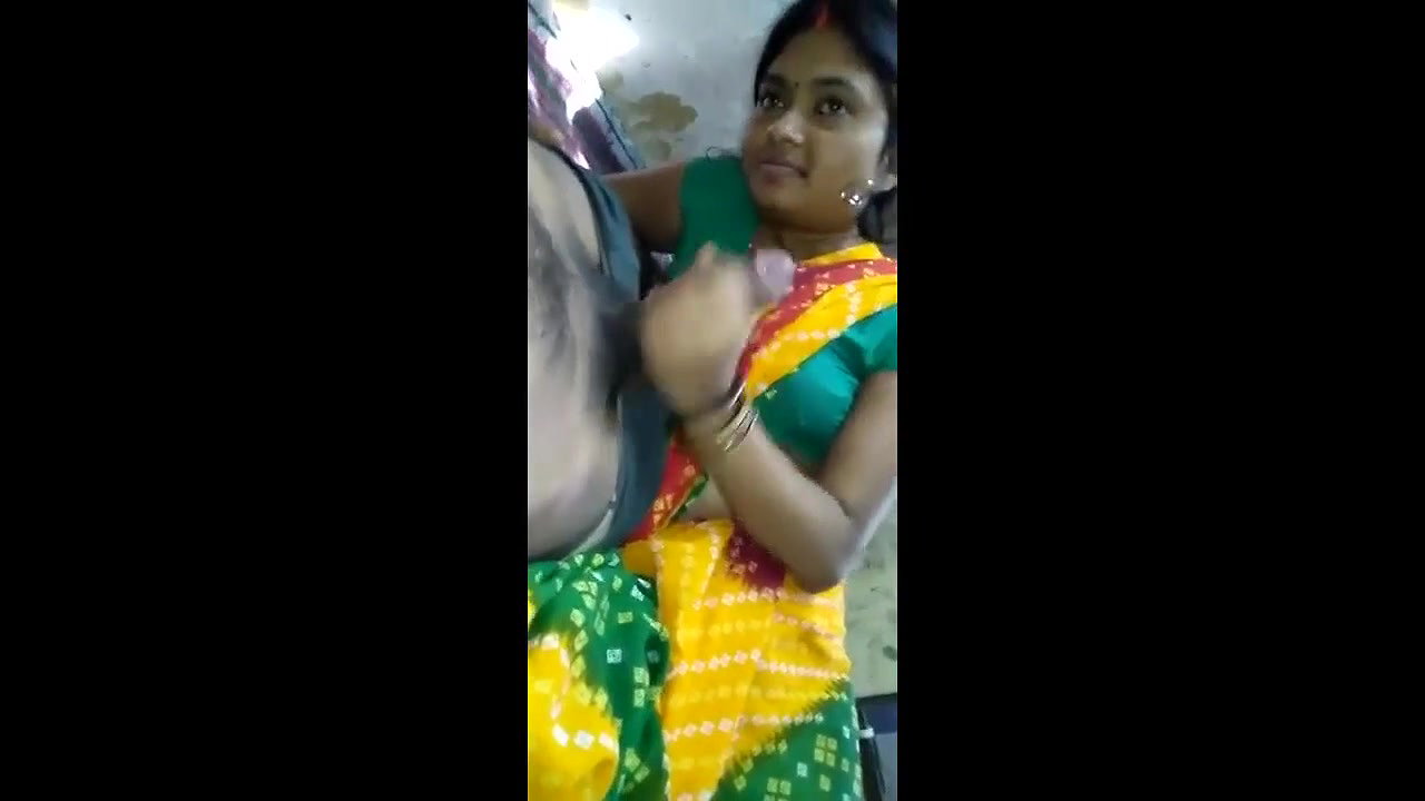 nice aunty saree sucking