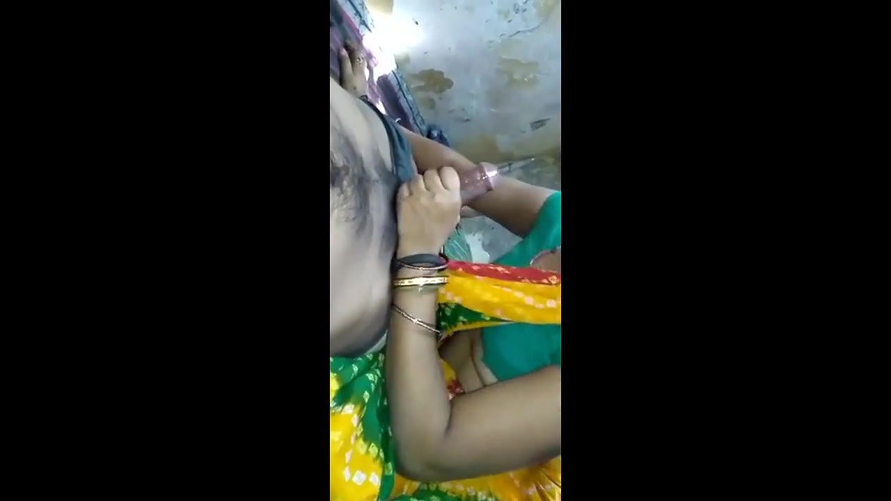 nice aunty saree sucking