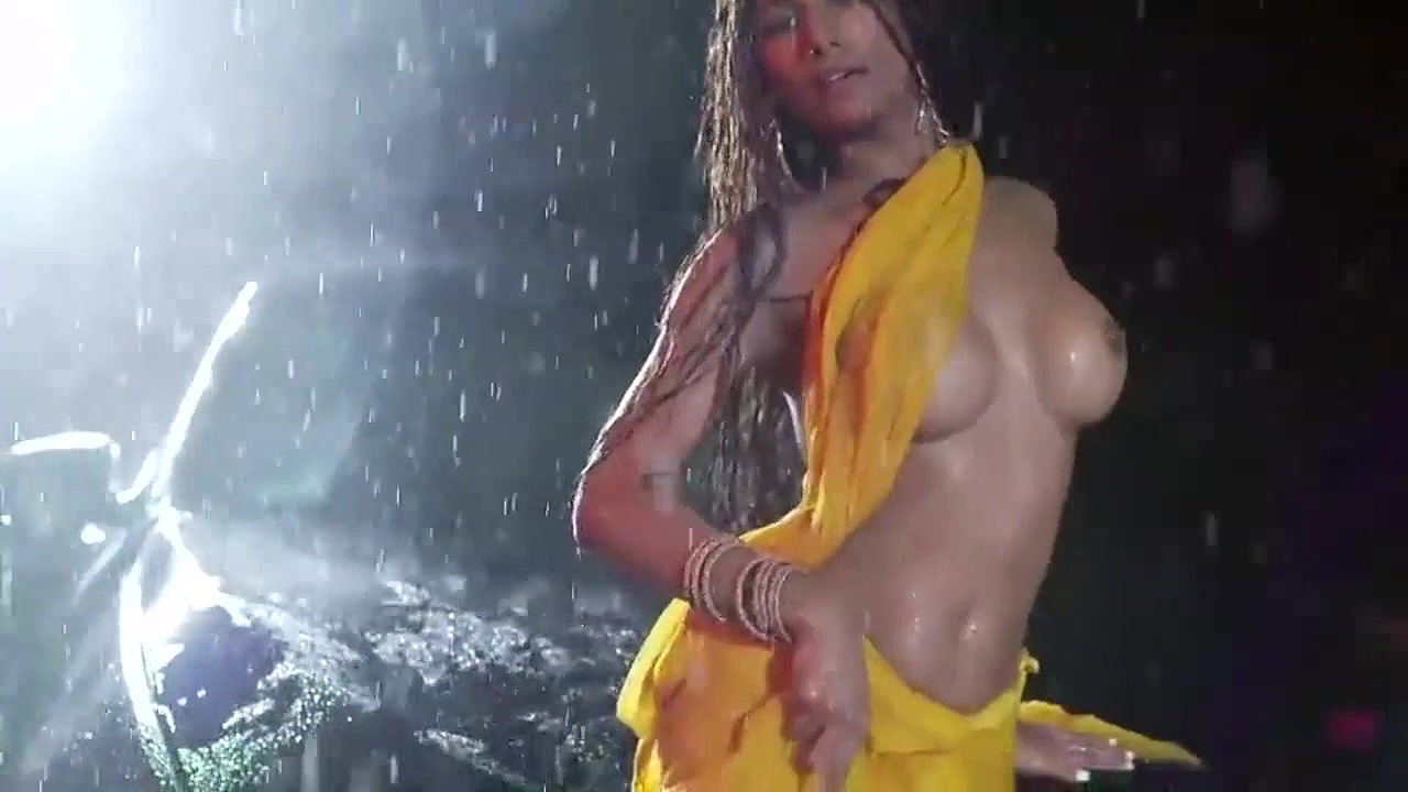 poonam pandey rain dance in sari