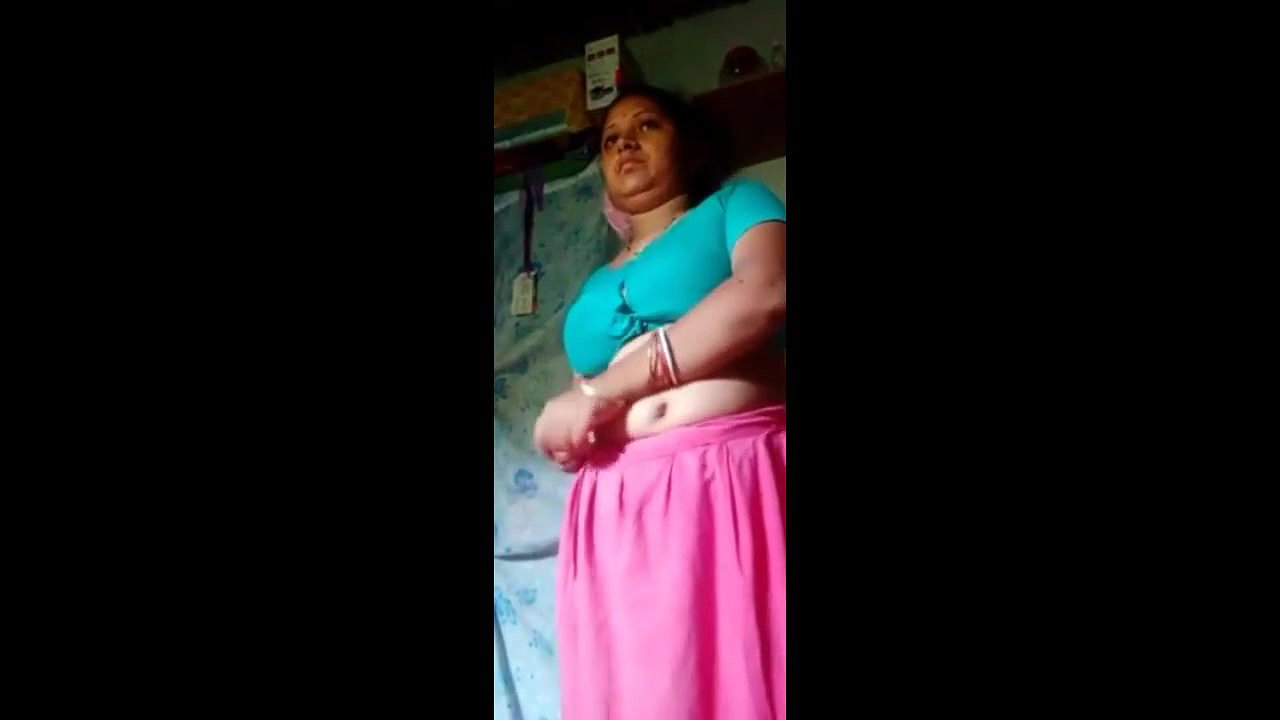 desi horny bhabhi showing pussy