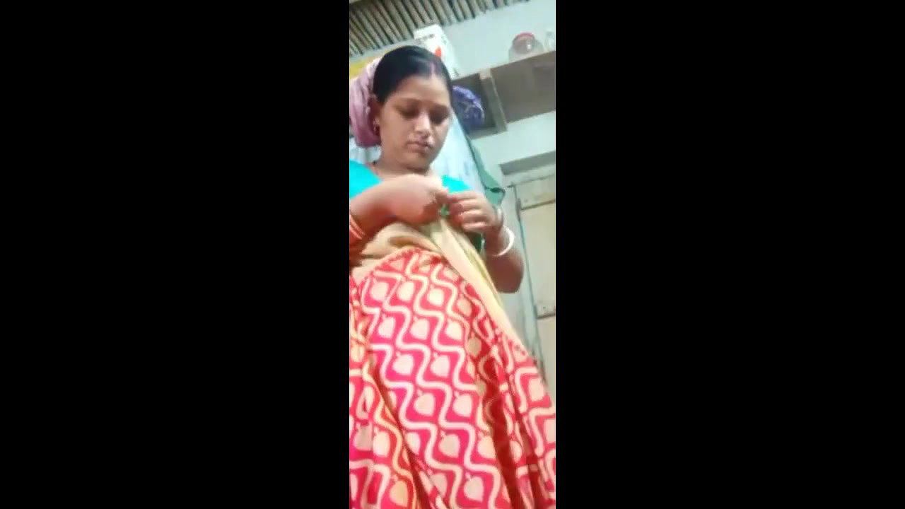 desi horny bhabhi showing pussy
