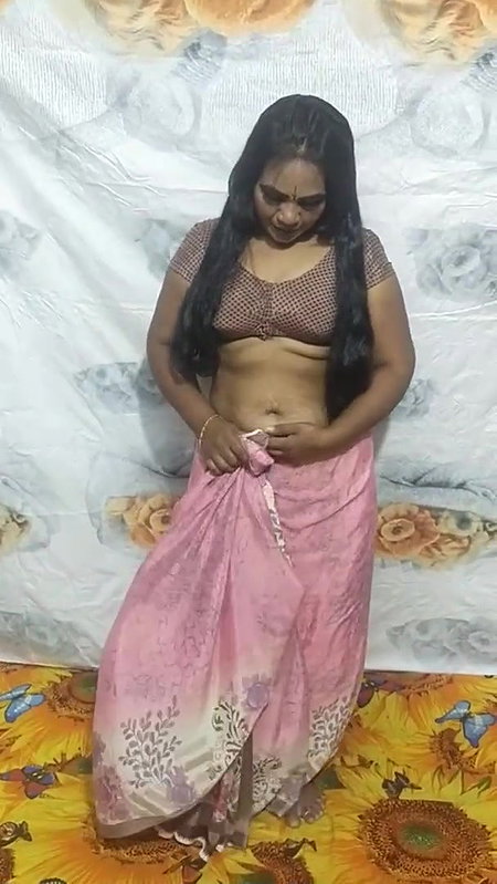 Bhabhi Shows her Boobs