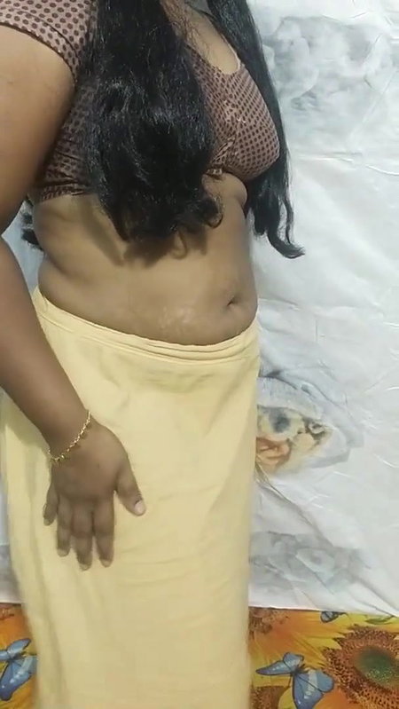 Bhabhi Shows her Boobs