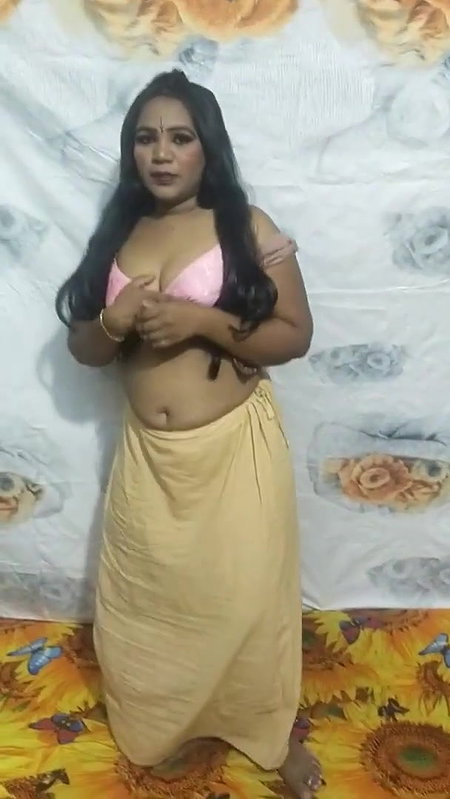 Bhabhi Shows her Boobs