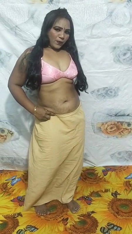 Bhabhi Shows her Boobs