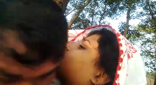 Desi bhabi Outdoor fun
