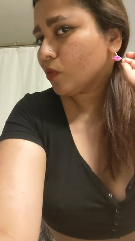 HORNY SELLER PAKISTANI MILF