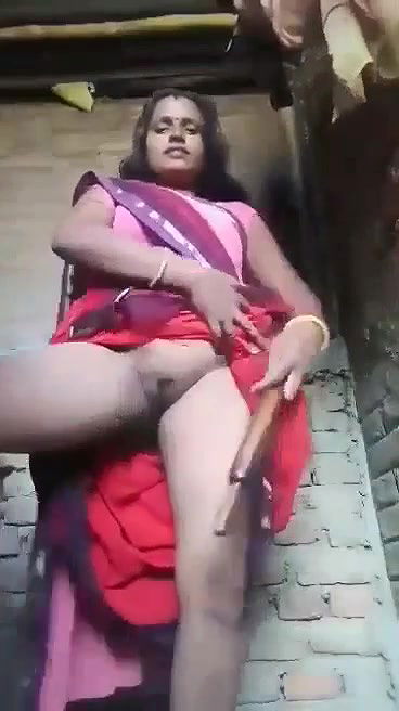 Village bhabhi inserting belon in pussy