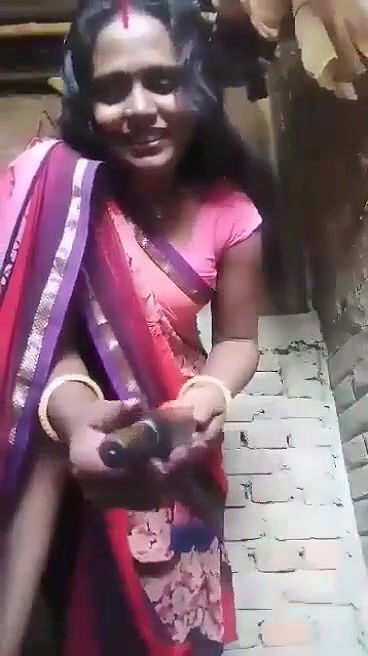 Village bhabhi inserting belon in pussy