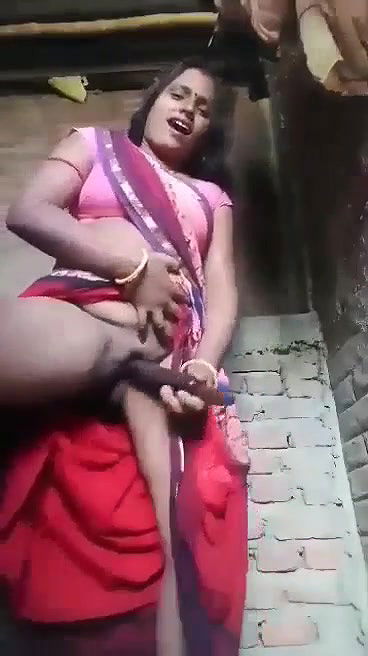 Village bhabhi inserting belon in pussy