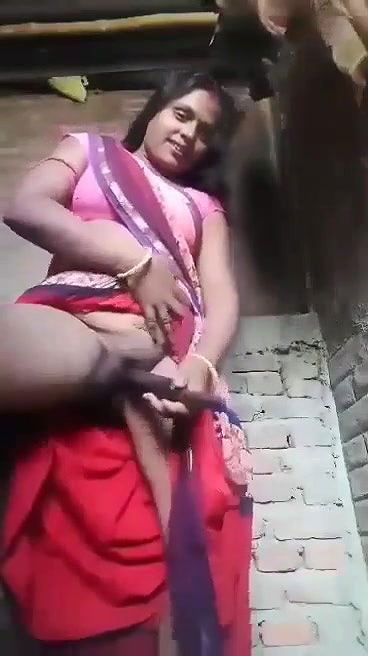 Village bhabhi inserting belon in pussy