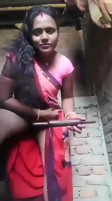 Village bhabhi inserting belon in pussy