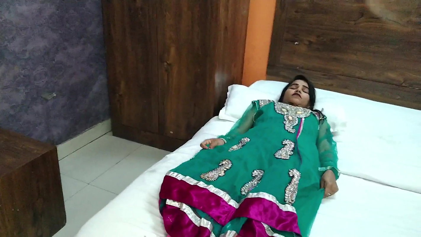 Bhabhi ko jabar dasti patak ke pel diya